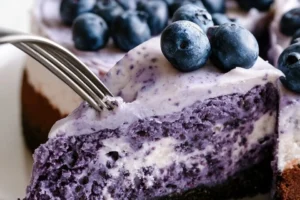 Delicious no-bake cheesecake with blueberries and chocolate topping